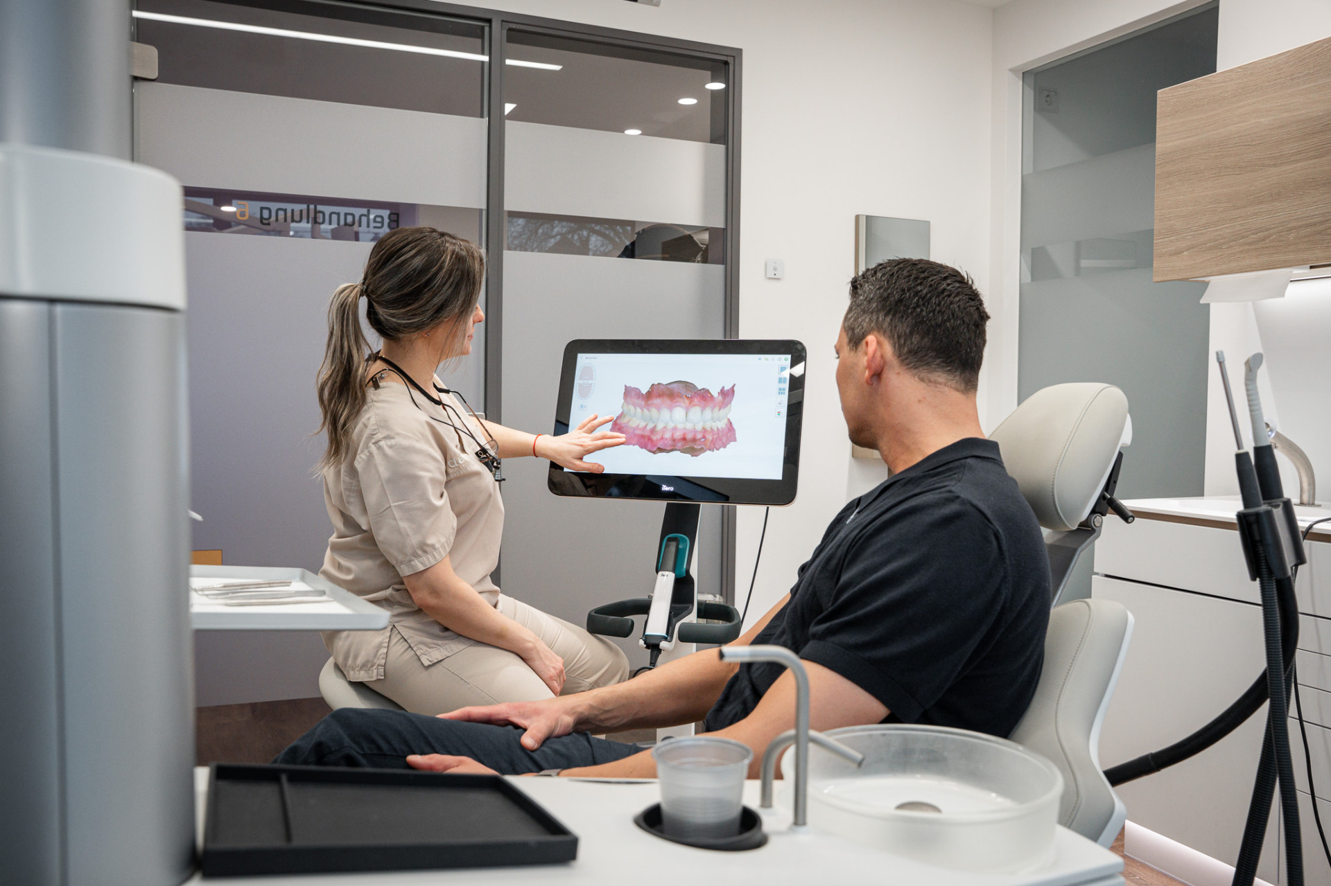 3D-Scan Besprechung für Zahnimplantate