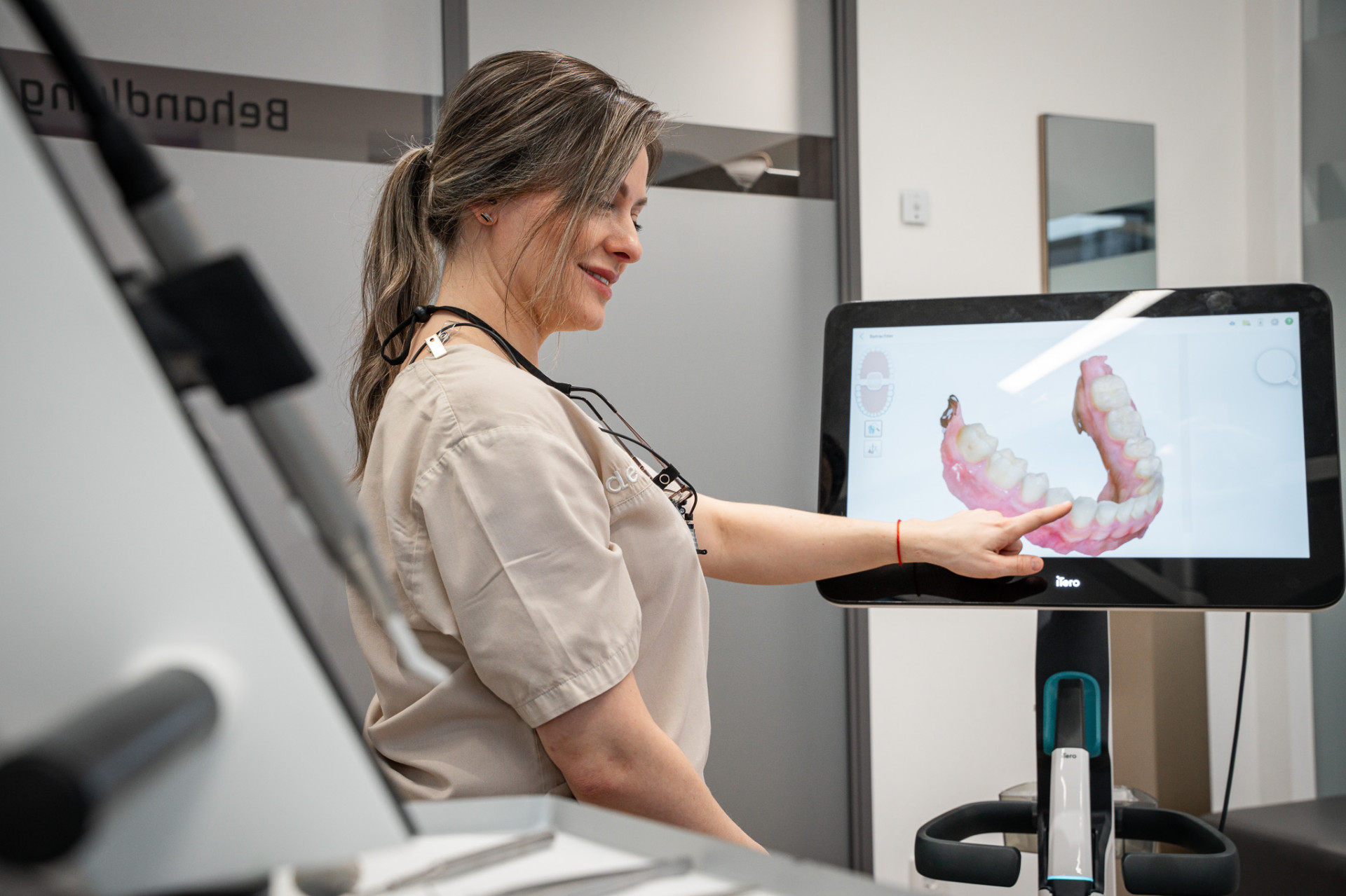Zahnärztin am Scanner bei der Implantationsplanung