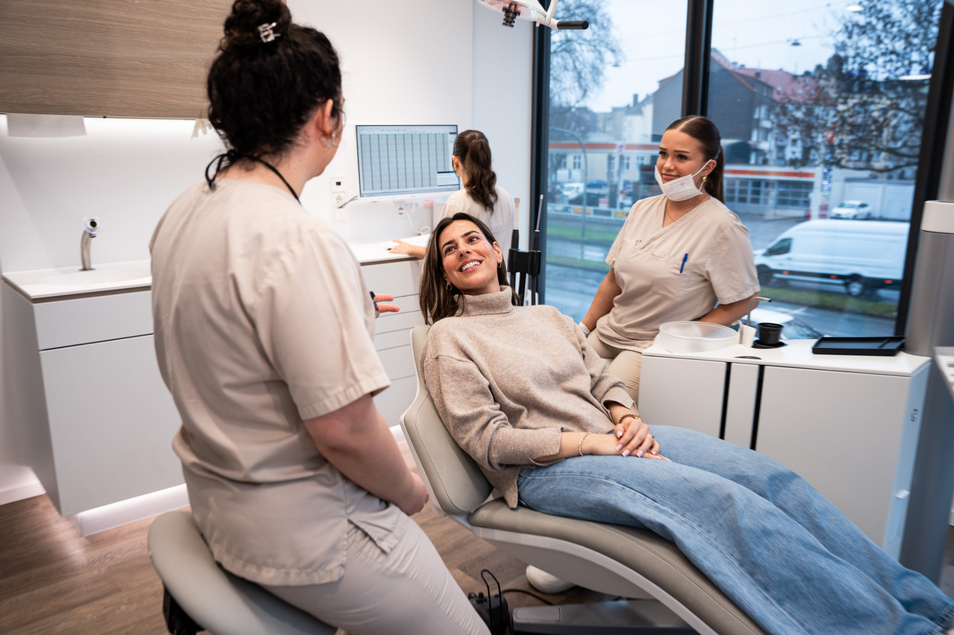 Lachende Patientin im Behandlungsstuhl