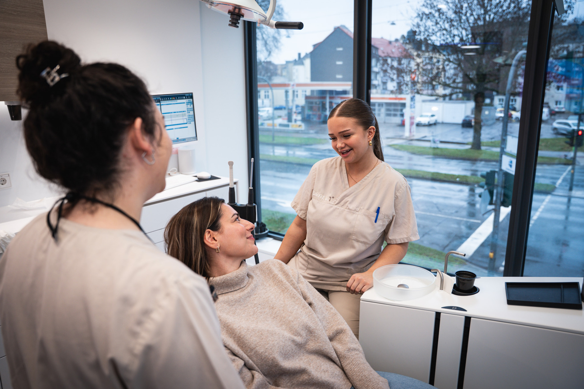 Patientin im Gespräch mit dem Denta1-Team