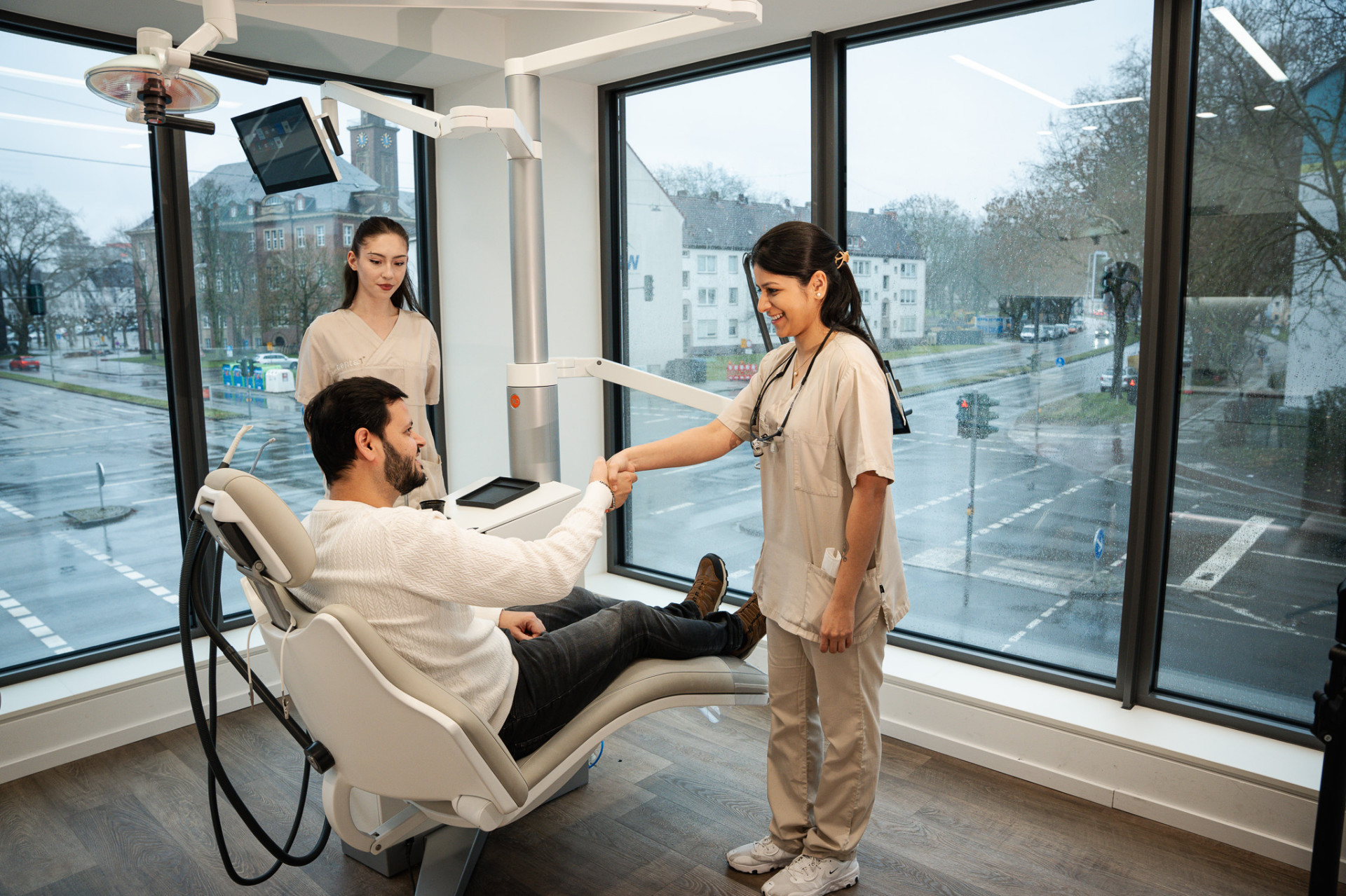 Vertrauensvoller Handschlag mit dem Patienten