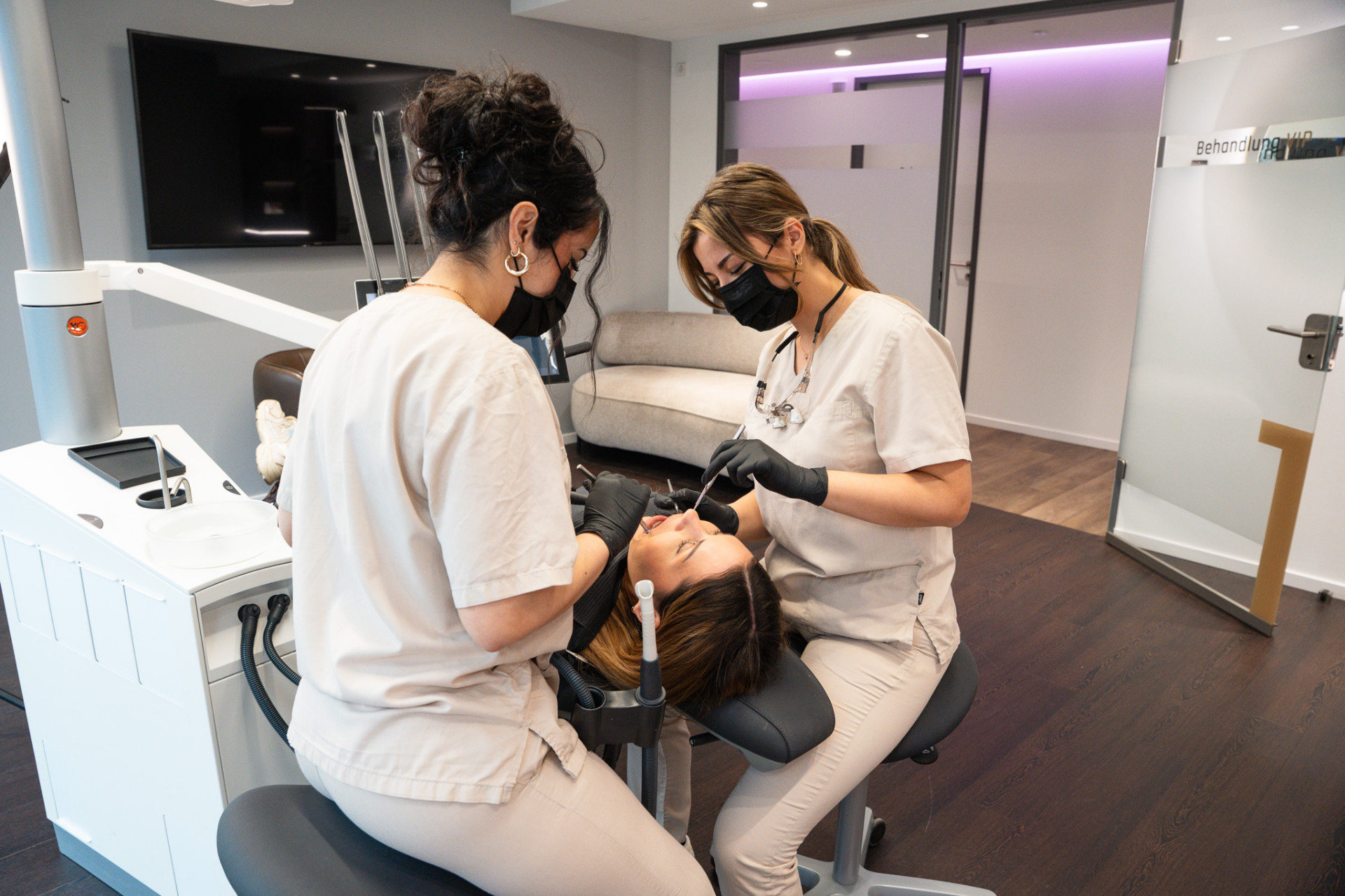 Behandlungssituation in der Denta1 Klinik