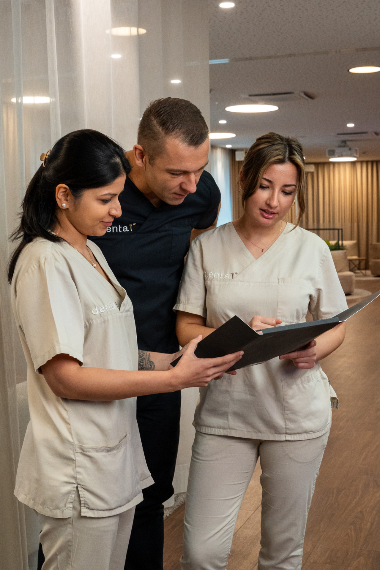 Team-Besprechung in der Denta1 Klinik