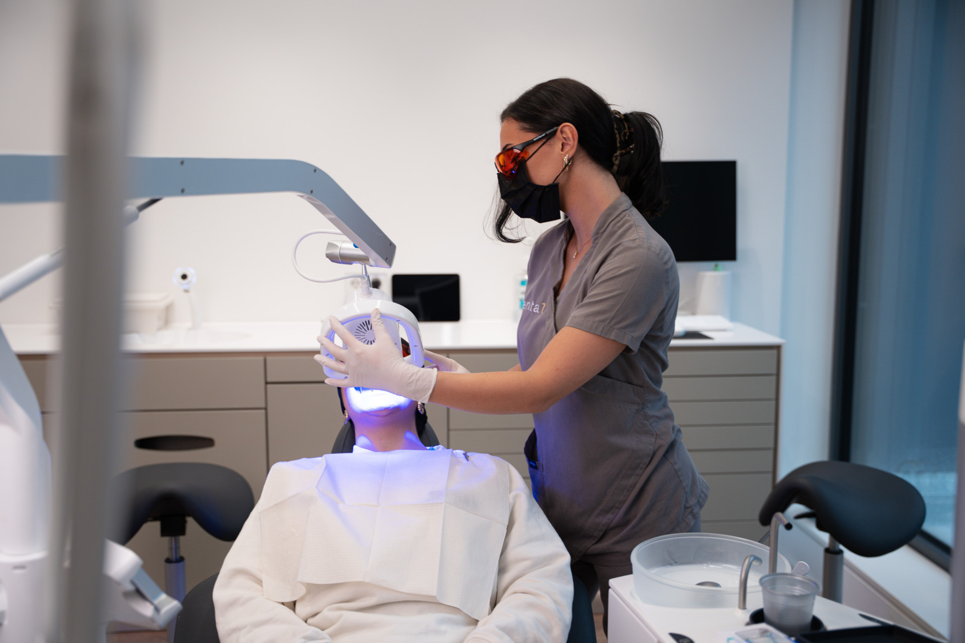 Professionelles In-Office Bleaching mit UV-Licht