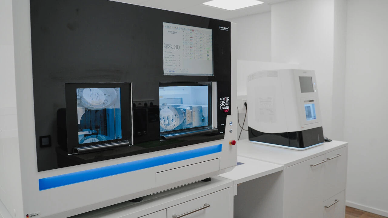 Hauseigenes Dentallabor mit CORiTEC 350i