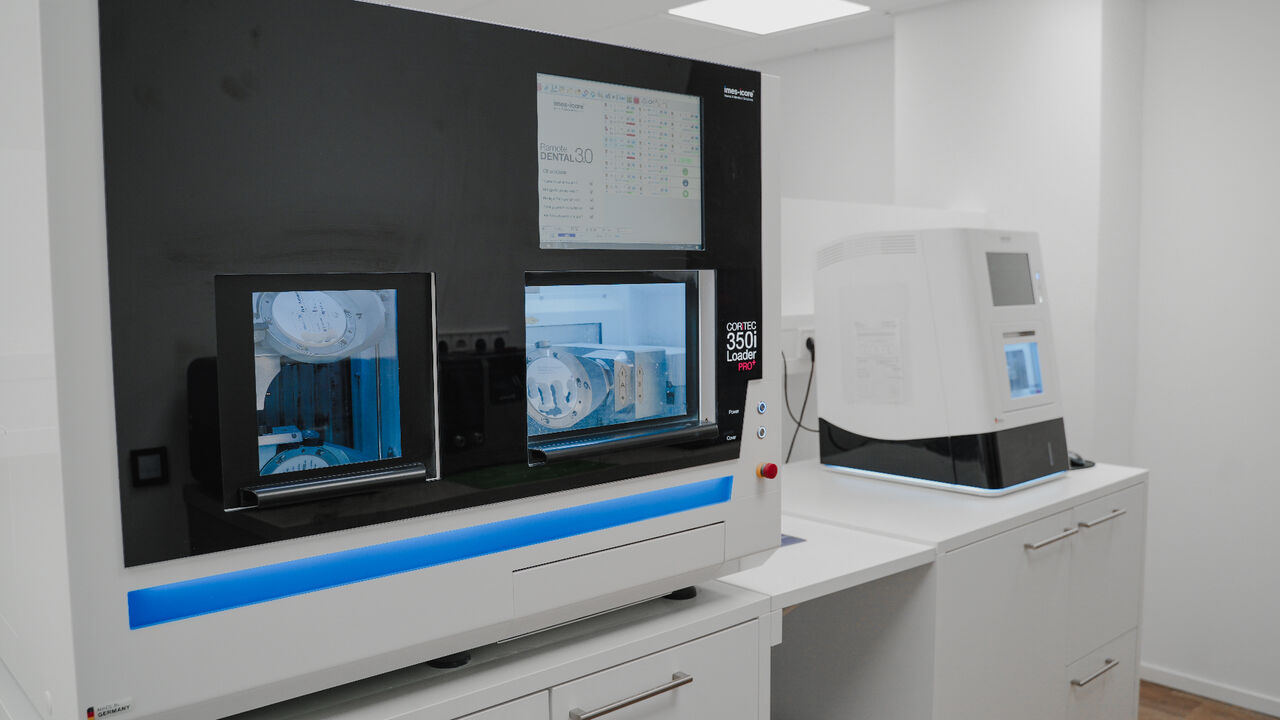 Hauseigenes Zahnlabor der Denta1 Clinic
