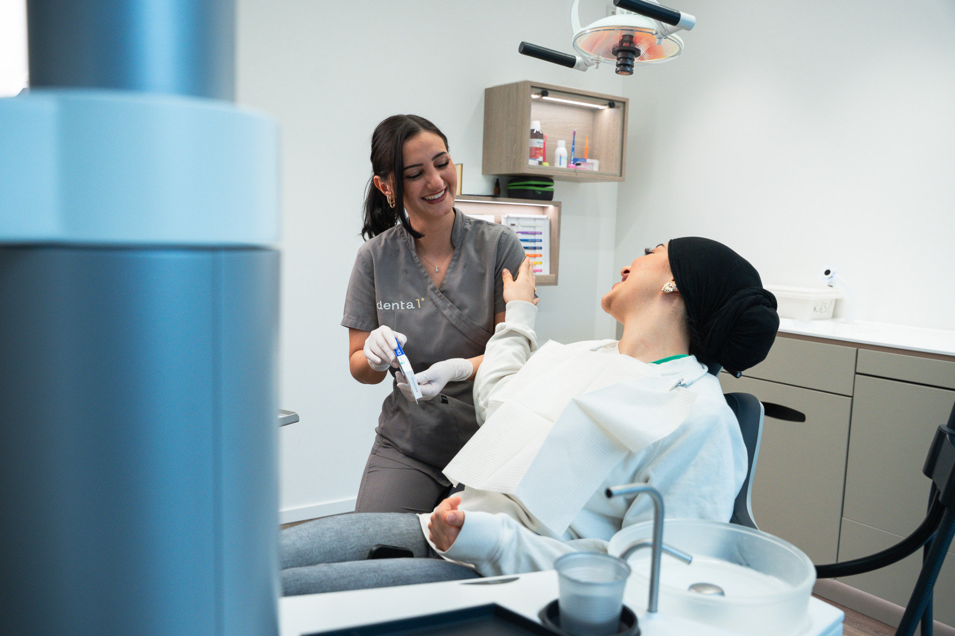 Entspannte Patientin lacht während der Beratung bei Denta1