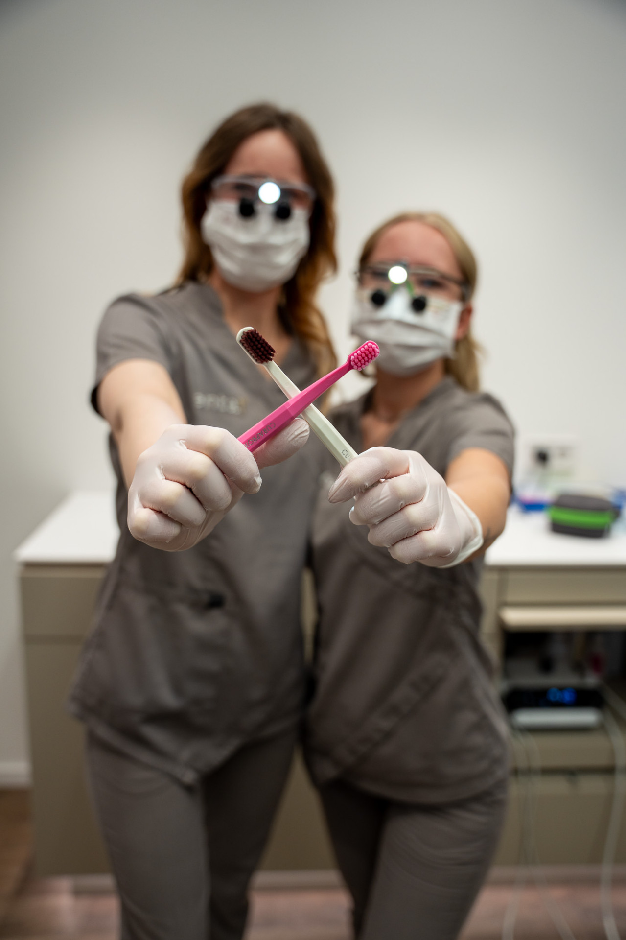 Prophylaxe-Team mit Zahnbürsten bei Denta1