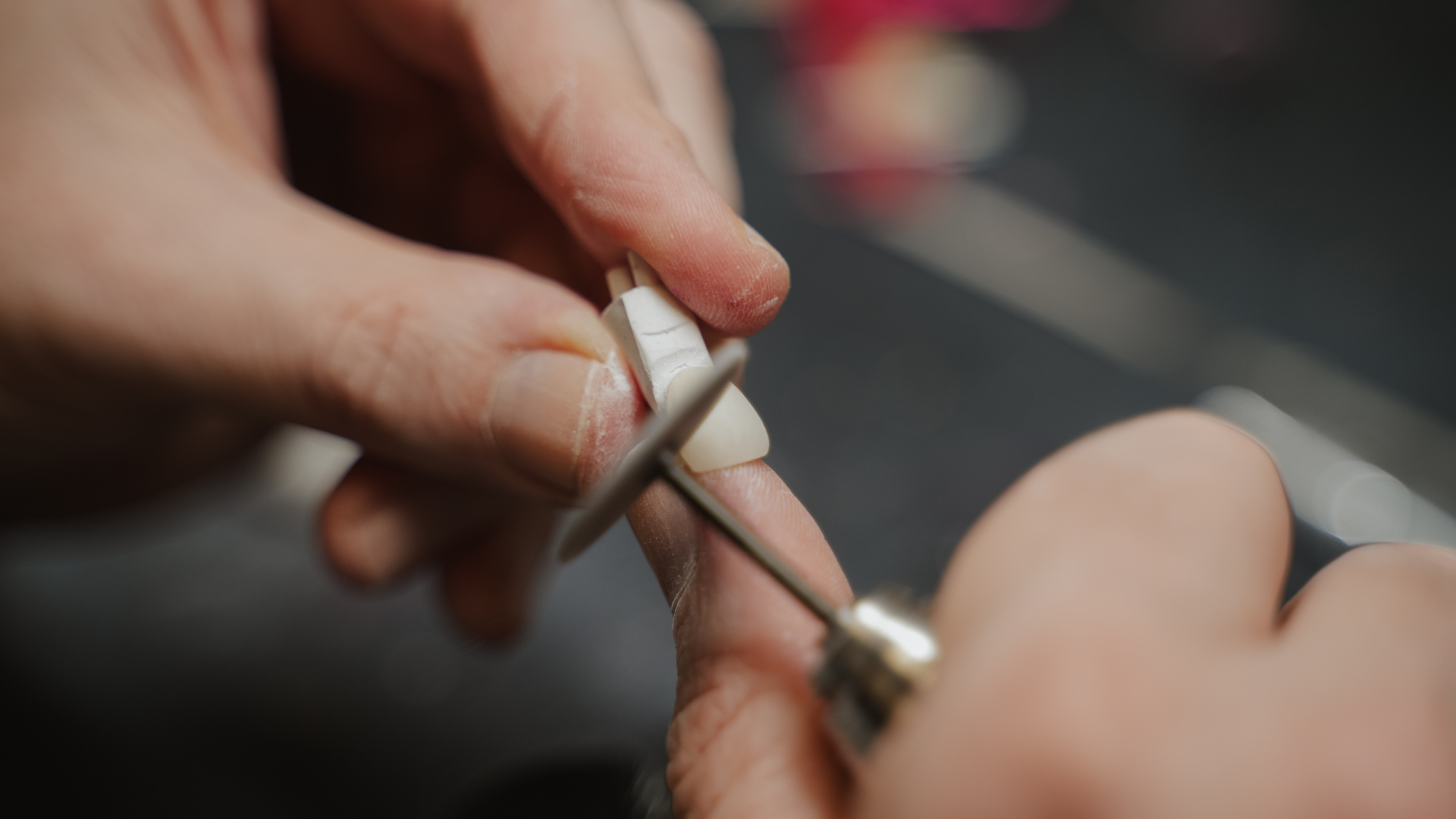 Handarbeit im Denta1 Meisterlabor – Veneer wird präzise bearbeitet